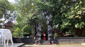 Bekas Keraton Pajang dengan patung gajah