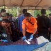 Penumpang KMP Tunu Pratama Jaya yang ditemukan meninggal di Perairan Pebuahan diidentifikasi petugas di pinggir pantai, Kamis (3/7). (BP/olo)