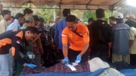 Penumpang KMP Tunu Pratama Jaya yang ditemukan meninggal di Perairan Pebuahan diidentifikasi petugas di pinggir pantai, Kamis (3/7). (BP/olo)