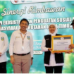 Sekdakab Jombang, Agus Purnomo menerima langsung piagam penghargaan dari Gurbernur Jatim, mewakili Bupati Jombang, untuk lingkungan hidup katagori pemulihan ekosistem. Penyerahan penghargaan  di Mojokerto, Selasa, 22 Juli 2025. Foto: Diskominfo Jombang