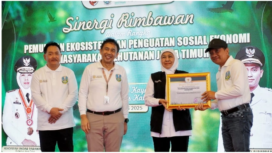 Sekdakab Jombang, Agus Purnomo menerima langsung piagam penghargaan dari Gurbernur Jatim, mewakili Bupati Jombang, untuk lingkungan hidup katagori pemulihan ekosistem. Penyerahan penghargaan  di Mojokerto, Selasa, 22 Juli 2025. Foto: Diskominfo Jombang