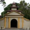 Labhang Mesem (pintu tersenyum), sebuah bangunan di Kompleks Keraton Sumenep. Arsitekturnya dipengaruhi oleh Arsitektur Yunani.

