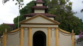 Labhang Mesem (pintu tersenyum), sebuah bangunan di Kompleks Keraton Sumenep. Arsitekturnya dipengaruhi oleh Arsitektur Yunani.

