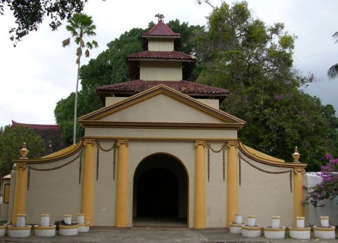 
					Labhang Mesem (pintu tersenyum), sebuah bangunan di Kompleks Keraton Sumenep. Arsitekturnya dipengaruhi oleh Arsitektur Yunani.

