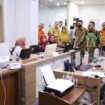 Foto; Istimewa
Gus Yani didampingi Johar Gunawan melihat langsung operasional Lapor GUS di Ruang Command Center Kantor Bupati Gresik, Senin (14/7).