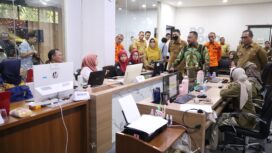 Foto; Istimewa
Gus Yani didampingi Johar Gunawan melihat langsung operasional Lapor GUS di Ruang Command Center Kantor Bupati Gresik, Senin (14/7).