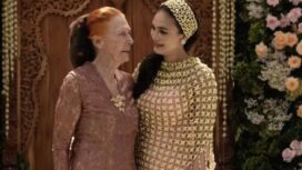 Artis Luna Maya bersama sang ibunda, Desa Maya Waltaurd Maiyer, dalam prosesi siraman sebelum pernikahannya dengan Maxime Bouttier. (Foto: Instagram/@lunamaya)