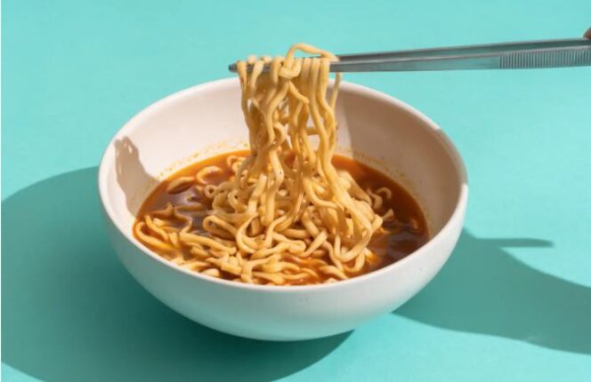 
					Mi instan mengandung banyak garam, bahan pengawet, dan zat aditif yang membebani ginjal