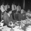 Susuhunan Pakubuwana XII menerima kunjungan Presiden Soekarno dan para pejabat pemerintah Republik Indonesia di Sasana Handrawina, Keraton Surakarta, sekitar awal tahun 1946. Tampak duduk di sebelah susuhunan, adalah Adipati Mangkunegara VIII dan R.P. Soeroso.