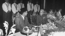 Susuhunan Pakubuwana XII menerima kunjungan Presiden Soekarno dan para pejabat pemerintah Republik Indonesia di Sasana Handrawina, Keraton Surakarta, sekitar awal tahun 1946. Tampak duduk di sebelah susuhunan, adalah Adipati Mangkunegara VIII dan R.P. Soeroso.