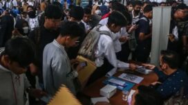 Angkatan kerja makin banyak lowongan sedikit