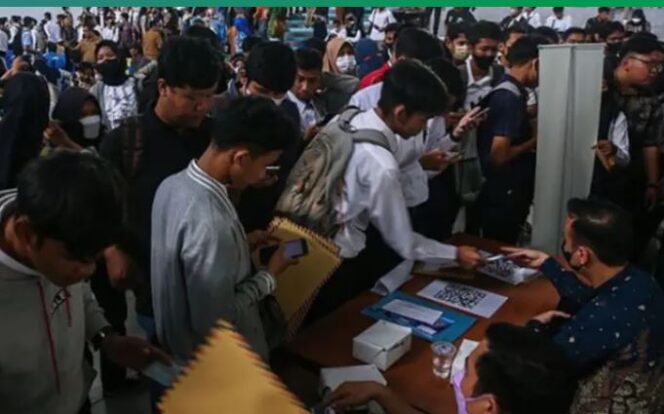
					Angkatan kerja makin banyak lowongan sedikit