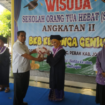 Sebanyak 25 orang warga berhasil lulus dan mendapat sertipikat Orang Tua Hebat, dalam acara wisuda di Gadingmangu, Perak, Jombang. Foto: Jombangkab.go.id