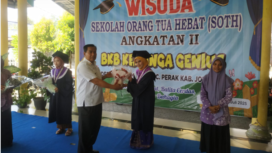 Sebanyak 25 orang warga berhasil lulus dan mendapat sertipikat Orang Tua Hebat, dalam acara wisuda di Gadingmangu, Perak, Jombang. Foto: Jombangkab.go.id