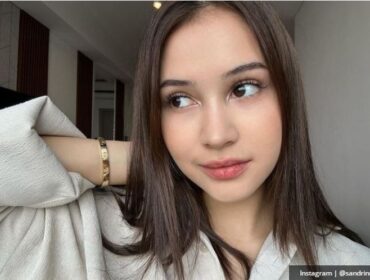 Sandrinna berperan sebagai Lena