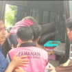 Kejaksaan Negeri Kota Mojokerto menahan tujuh orang tersangka dalam kasus korupsi proyek pembangunan perahu Majapahit dengan nilai anggaran Rp 2,5 miliar. Dana tersebut dikorupsi senilai Rp 1,91 miliar. Foto: Kejaksaan Mojokerto