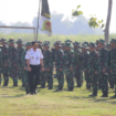 Sekdakab Jombang, Agus Purnomo selaku inspektur upacara melakukan inspeksi pasukan pada acara pembukaan TNI TMMD 125 di lapangan Ngusikan, Jombang, 23 Juli 2025. Foto:  Diskominfo Jombang