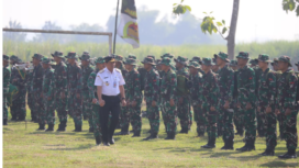Sekdakab Jombang, Agus Purnomo selaku inspektur upacara melakukan inspeksi pasukan pada acara pembukaan TNI TMMD 125 di lapangan Ngusikan, Jombang, 23 Juli 2025. Foto:  Diskominfo Jombang