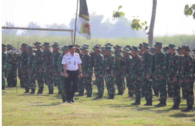 
					Sekdakab Jombang, Agus Purnomo selaku inspektur upacara melakukan inspeksi pasukan pada acara pembukaan TNI TMMD 125 di lapangan Ngusikan, Jombang, 23 Juli 2025. Foto:  Diskominfo Jombang