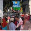 Warga mengantre di gerbang pendopo Garut menunggu gelaran makan gratis yang merupakan rangkaian kegiatan pernikahan Wakil Bupati Garut Putri Karlina dan Maula Akbar putra dari Gubernur Jawa Barat Dedi Mulyadi, Jumat (18/7/2025) siang. 3 orang tewas
