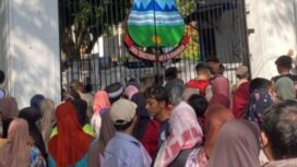 Warga mengantre di gerbang pendopo Garut menunggu gelaran makan gratis yang merupakan rangkaian kegiatan pernikahan Wakil Bupati Garut Putri Karlina dan Maula Akbar putra dari Gubernur Jawa Barat Dedi Mulyadi, Jumat (18/7/2025) siang. 3 orang tewas