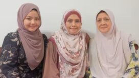 (Dari kiri) Farhanah Khailani, ibunya Halijah Tahir, dan neneknya Hajar Agil – semuanya adalah terapis pijat atau ahli urut. (Foto: CNA/Izza Haziqah)
