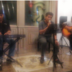 Biginilah suasana live music perdana suguhan dari Ascoot Coffee and Bistro, di Jl. Buya Hamka, Jombang, Sabtu 5 Juli 2025. Hadi Gatot Subroto, sebagai owner Ascoot Coffee and Bistro tak mau ketinggalan menghibur tamunya. Foto: kredonews.com/ priyo suwarno