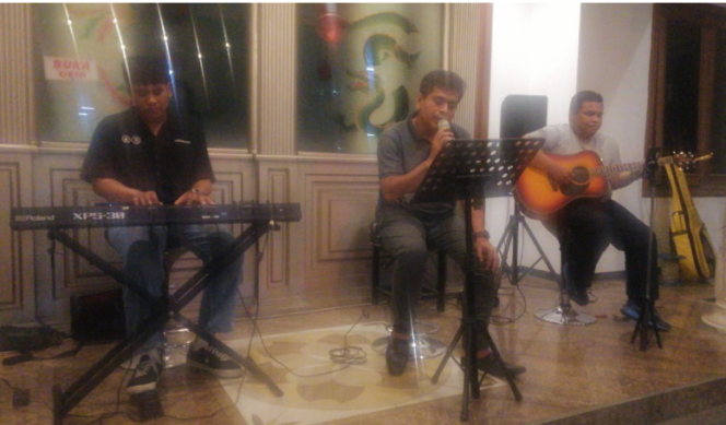
					Biginilah suasana live music perdana suguhan dari Ascoot Coffee and Bistro, di Jl. Buya Hamka, Jombang, Sabtu 5 Juli 202r. Hadi Gatot Subroto, sebagai owner Ascoot Coffee and Bistro tak mau ketinggalan menghibur tamunya. Foto: kredonews.com/ priyo suwarno