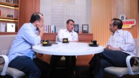 Mentan Amran Sulaiman (tengah) bersama Mahfud MD (kanan) dan Rizal Mustari (kiri) (Foto: Dok. Kementan)