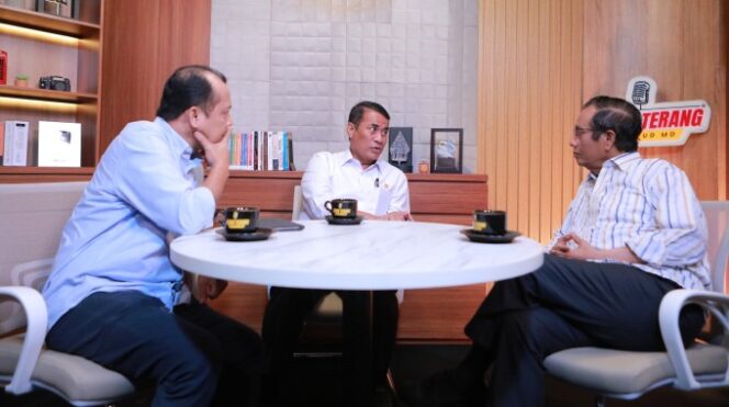 
					Mentan Amran Sulaiman (tengah) bersama Mahfud MD (kanan) dan Rizal Mustari (kiri) (Foto: Dok. Kementan)
