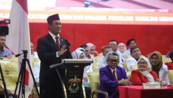 
					Mentan Amran Sulaiman saat memberi sambutan pada acara wisuda Universitas Hasanuddin Makassar (Unhas), Senin (14/7/2025) (Foto: Dok. Kementan)