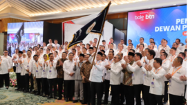 Bupati Jombang H Warsibu dikukuhkan menjabat wakil  Bendahara Umum Asosiasi Pemerintah Kabupaten Seluruh Indonesia (APKASI) periode 2025–2030 . Pelantikan dilaksanakan di jakarta, oleh Menteri Dalam Negeri Tito Karnavian., 16 Juli 2025. Foto: Kominfo Jombang