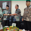 Pemotongan tumpeng peringatan hari Koperasi Nasional ke 78, dilaksanakan di kantr Dinas Koperasi dan Usaha Mikro (Diskompum) Jombang, sabtu 12 Juli 2025. Foto: jombangkab.go.id