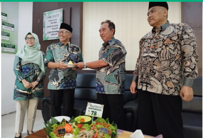 
					Pemotongan tumpeng peringatan hari Koperasi Nasional ke 78, dilaksanakan di kantr Dinas Koperasi dan Usaha Mikro (Diskompum) Jombang, sabtu 12 Juli 2025. Foto: jombangkab.go.id