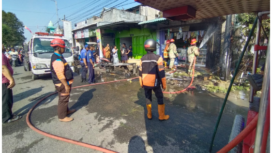 Petugas Damkar melakukan pemadaman kebakaran di sebuah warung Madura Jl. Raya Ingas Pendowo, Sumobito, Jombang, Selasa 15 Juli 2025, sekitar pukul 08.15 WIB. Kroban luka satu orang kerugian materiil diperkirakan Rp 10 mjuta. Foto: BPBD Pemkab Jombang