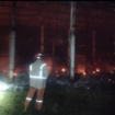 Rabu 2 Juli 2025 dini hari, terjadi kebakaran hebat di sebuah kandang ayam milik Galang Bagus di Dusun Jinggring, Desa/Kecamatan Ngusikan, Kabupaten Jombang, Jawa Timur. Kebakaran itu melalap bangunan kandang ayam 400 m2 dan kematian 10.500 ekor anak ayam usia 7 hari (DOC).  Dok/ Damkar Ploso