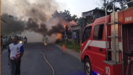 Tim Pemadam Kebakaran Jombang melakukan tuga memaadamkan api kebakaran yang terjadi di desa Bandun, kecamatan Diwek, Kabupaten Jombang, pada pukul 05.30 - 06.53 WIB Rabu 23 Juli 2025.  Kali ini si jago merah menghanguskan tempat usaha di jalan raya desa Bandung, seluas 3 X 25 m. Foto: BPBD/Pemadam Kebakaran Jombang