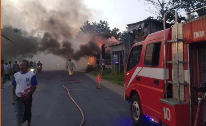 
					Tim Pemadam Kebakaran Jombang melakukan tuga memaadamkan api kebakaran yang terjadi di desa Bandun, kecamatan Diwek, Kabupaten Jombang, pada pukul 05.30 - 06.53 WIB Rabu 23 Juli 2025.  Kali ini si jago merah menghanguskan tempat usaha di jalan raya desa Bandung, seluas 3 X 25 m. Foto: BPBD/Pemadam Kebakaran Jombang