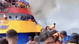 Seorang ibu tampak panik saat insiden KM Barcelona V menghalami kebakaran hebat di dekat Pulau Talise, Minahasa Utara, Minggu (20/7/2025) (Foto: Istimewa)