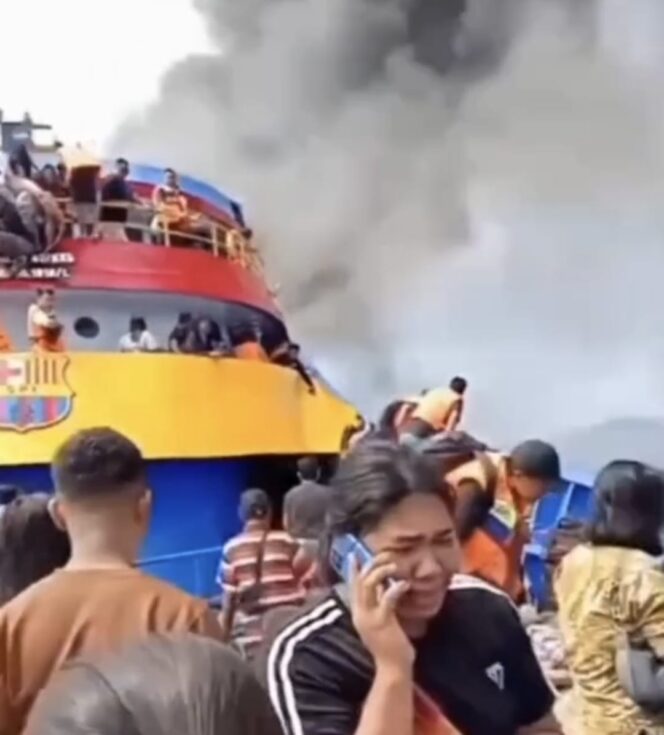 
					Seorang ibu tampak panik saat insiden KM Barcelona V menghalami kebakaran hebat di dekat Pulau Talise, Minahasa Utara, Minggu (20/7/2025) (Foto: Istimewa)