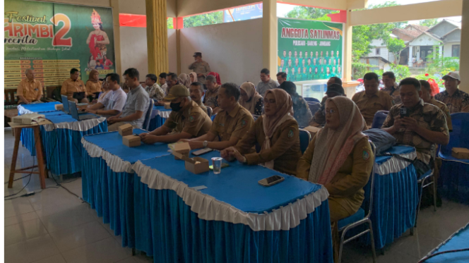
					Pemerintah kecamatan Bareng, Jombang, menyelenggaran poemebakal teknis penyusunan analisa kelayakan usaha bagi warganya di balai desa Pulosari, Selasa, 8 Juli 200