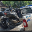 Polantas mengangkut dua motor yang terlibat kecelakaan lalu lintas di jalan raya Sumberboto, desa Japanan, Kecamatan Mojowarno, Kabupaten Jombang. di Senin, 21 Juli 2025 sekitar pukul 07.30 WIB. Foto: Instagram@pesonajombang