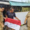 Camat Diwek, Jombang, Agus Sholihuddin bersam staf melaksanakan pembagian bendera merah putih kepada warga di titik tertentu, untuk menyemangati peringatan Hari Kemerdekaan ke-80 RI, Senin 28 Juli 2025. Foto: jombangkab.go.id