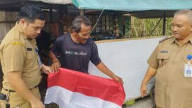 Camat Diwek, Jombang, Agus Sholihuddin bersam staf melaksanakan pembagian bendera merah putih kepada warga di titik tertentu, untuk menyemangati peringatan Hari Kemerdekaan ke-80 RI, Senin 28 Juli 2025. Foto: jombangkab.go.id