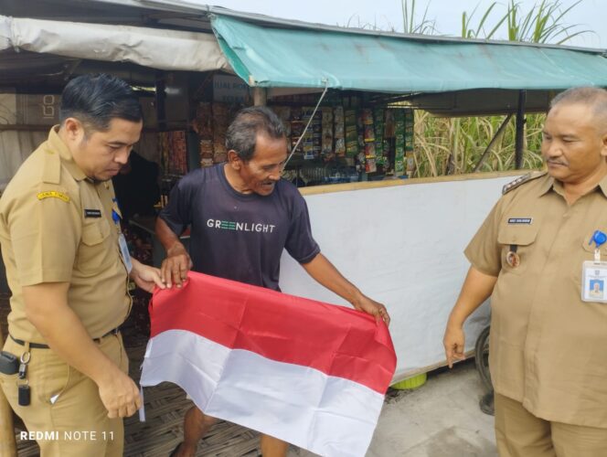 
					Camat Diwek, Jombang, Agus Sholihuddin bersam staf melaksanakan pembagian bendera merah putih kepada warga di titik tertentu, untuk menyemangati peringatan Hari Kemerdekaan ke-80 RI, Senin 28 Juli 2025. Foto: jombangkab.go.id