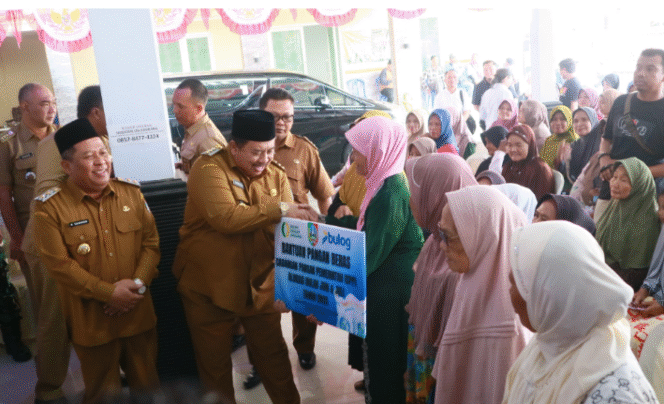 
					Bupati Jombang, Warsubi menyerahkan bantuan berupa 10 kg kepada 277 warga di desa Kali Kejambon, Kecamatan Tembelang, Senin, 28 Juli 2025. Dengan alokasi, 10 kilogram beras per bulan setiap penerima manfaat. Foto: Diskominfo Jombang