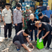 Camat Ploso Jombang, Tridoyo Purnomo dan Kepala Desa Losari, Sutrisno, bersama Perkumpulan Titik Nol serta warga Losari, Ploso, Jombang,  melakukan peletakan batu pertama untuk pembangunan situs bersejarah Dessascholen (Sekolah Desa) , tempat sekolah masa kecil Bung Karno, Presiden pertama Indonesia. Foto: Dok/ Binhad Nurrohmat