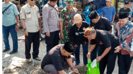 Camat Ploso Jombang, Tridoyo Purnomo dan Kepala Desa Losari, Sutrisno, bersama Perkumpulan Titik Nol serta warga Losari, Ploso, Jombang,  melakukan peletakan batu pertama untuk pembangunan situs bersejarah Dessascholen (Sekolah Desa) , tempat sekolah masa kecil Bung Karno, Presiden pertama Indonesia. Foto: Dok/ Binhad Nurrohmat
