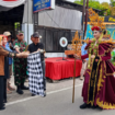 Warga masyarakat keluarahan Jombatan, Jombang, berperan aktif melaksanakan pawai buday bertema Cindelara, Sabtu 5 Juli 2025. Pawai ini melibata setiap RT dan RW di kawasan keluarahan. Masyarakat menikmati atraksi budaya ini. Foto: mmcnews.id