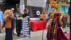 Warga masyarakat keluarahan Jombatan, Jombang, berperan aktif melaksanakan pawai buday bertema Cindelara, Sabtu 5 Juli 2025. Pawai ini melibata setiap RT dan RW di kawasan keluarahan. Masyarakat menikmati atraksi budaya ini. Foto: mmcnews.id